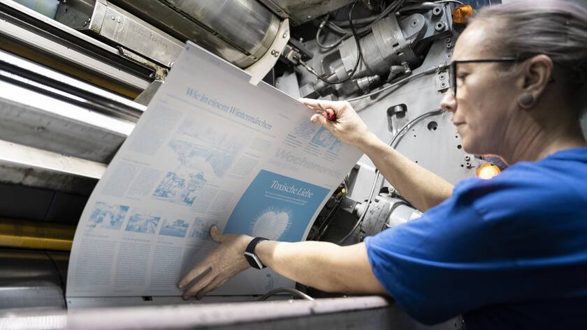 Eine Druckerin befestigt eine Druckplatte in der Rotationsdruckmaschine, fotografiert am Freitag, 25. November 2022 bei CH Media Print in St. Gallen Winkeln. (KEYSTONE/Christian Beutler)