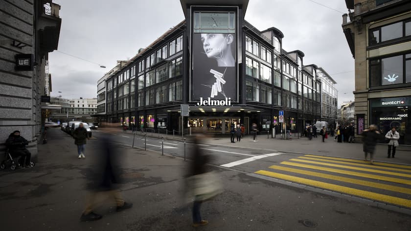Passanten gehen vor dem Warenhaus Jelmoli an der Bahnhofstrasse in Zuerich, am Montag, 6. Februar 2023 in Zuerich. Die Besitzerin von Jelmoli, die Immobiliengesellschaft Swiss Prime Site (SPS) teilte am Montag mit, dass sie das Jelmoli-Haus an der Zuercher Bahnhofstrasse auf Ende des Jahres 2024 schliessen wird und das Gebäude umgebaut und in neuer Form betrieben wird. 850 Stellen sind von der Schliessung des Traditionshaus betroffen.. (KEYSTONE/Michael Buholzer).
