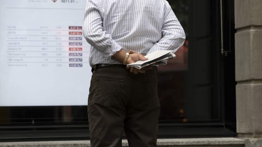 Ein Mann verfolgt auf einem Bildschirm im Fenster der UBS Filiale an der Zuercher Bahnhofstrasse Boersendaten.