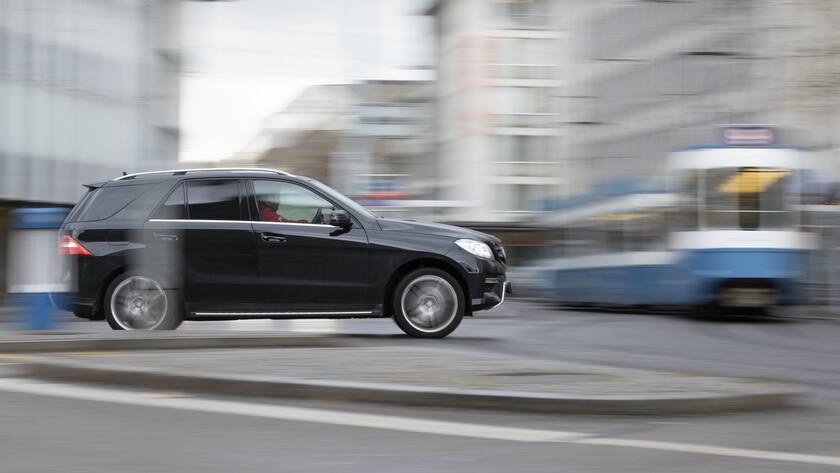 A Mercedes SUV in traffic at the intersection Uraniastrasse and Sihlstrasse in Zurich, Switzerland, on March 4, 2019. (KEYSTONE/Gaetan Bally)