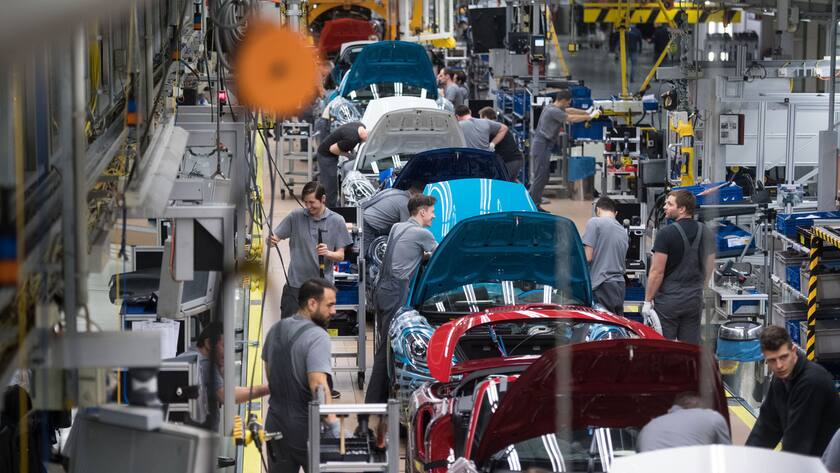 Mitarbeiter der Porsche AG montieren am 13.02.2017 im Porsche-Stammwerk in Stuttgart-Zuffenhausen (Baden-Württemberg) auf einem Band Porsche-Sportwagen. (zu dpa: «Porsche AG - Jahreszahlen» vom 17.03.2017) (KEYSTONE/DPA/A3537/_Marijan Murat)