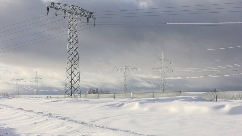 achsen-Anhalt, Hüttenrode: Strommasten stehen nahe des Umspannwerkes in Hüttenrode an der Landstraße L94 zwischen Hüttenrode und Almsfeld.