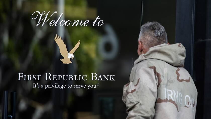 epaselect epa10529169 A pedestrian walks by a First Republic Bank ATM in Los Angeles, California, USA, 17 March 2023. Following the collapse of Silicon Valley Bank, First Republic Bank has seen its shares fall by 62% even with the 30 billion dollars of assistance pledged by other banks amid fears of a crash of the US banking system. EPA/ETIENNE LAURENT