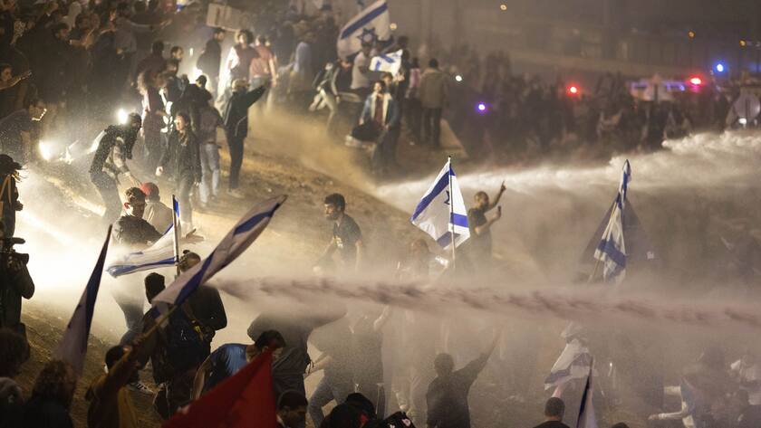 Chaotische Szenen bei einer Demonstration in Tel Aviv in der Nacht auf Montag 27. März 2023.