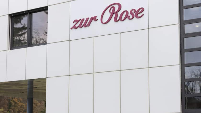 Zur Rose will den deutschen Namen auch in der Schweiz tragen The facade of the logistics center of the mail-order pharmacy Zur Rose in Frauenfeld, Canton of Thurgau, Switzerland, on November 17, 2016. The mail-order pharmacy Zur Rose sends pharmaceuticals to physicians and directly to individual customers when prescriptions are produced. (KEYSTONE/Gaetan Bally)