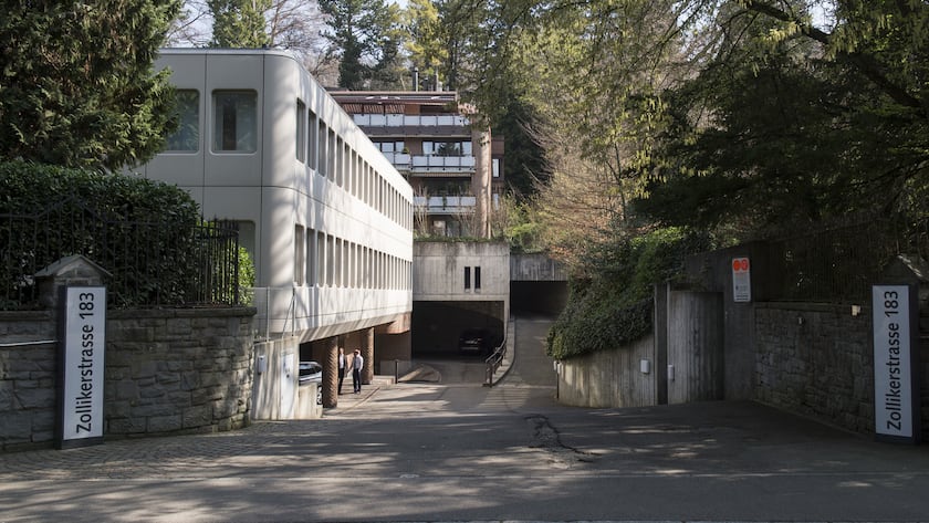 Blick auf den Sitz der Gazprombank an der Zollikerstrasse, aufgenommen am Montag, 4. April 2016 in Zuerich. Hunderte Journalisten aus fast 80 Laendern haben Finanzgeschaefte ueber Briefkastenfirmen auf Panama und in anderen Steueroasen recherchiert.