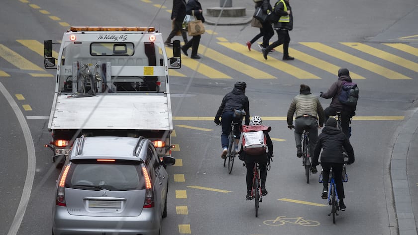 Eine Gruppe Velofahrer beim Bahnhof Bern: Vortrittsmissachtung führt zu vielen Unfällen.