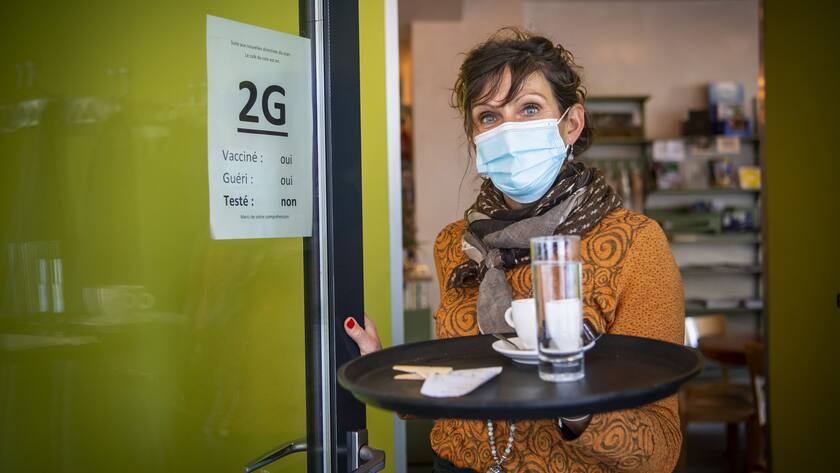 Eine Cafeteria-Angestellte während der Pandemie: Viele Gastro-Betriebe sind wegen tiefer Personenfrequenz eingegangen.