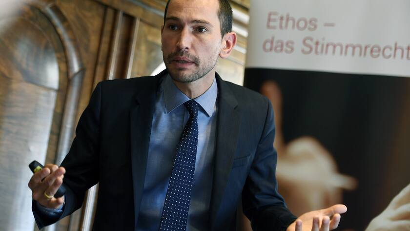 Vincent Kaufmann, Direktor Ethos, an einer Medienkonferenz in Zuerich, am Donnerstag, 29. September 2016. Seit zwei Jahren muessen kotierte Schweizer Unternehmen bindende Abstimmungen zur Verguetung der Fuehrungsinstanzen durchfuehren. Diese Bestimmungen haben gemaess der am Donnerstag veroeffentlichten Studie der Anlagestiftung Ethos den Druck auf die Verwaltungsraete stark erhoeht. (KEYSTONE/Walter Bieri)