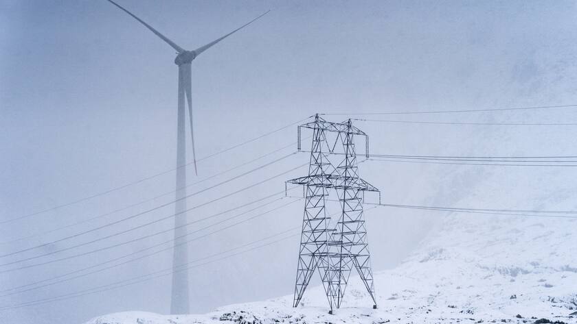 Windkraftanlage und Hochspannungsleitung auf dem Gotthardpass.