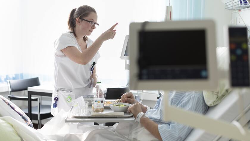 A nurse tends to a patient, pictured at the Department of Neurosurgery of the Inselspital, the University Hospital of Bern, Switzerland, on November 21, 2018. (KEYSTONE/Gaetan Bally)