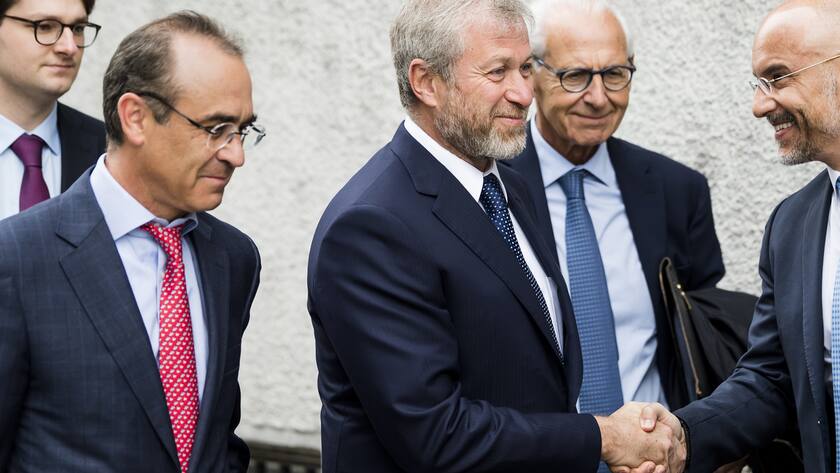 Der russische Oligarch Roman Abramowitsch, Mitte, trifft mit seinem Anwaltsteam vor einer Anhörung am Bezirksgericht Sarine in Freiburg, Schweiz, ein, Freitag, 18. Mai 2018. Der russische Milliardär und Besitzer des Fußballclubs Chelsea, Roman Abramowitsch, war im Rahmen einer Klage der in London ansässigen Europäischen Bank für Wiederaufbau und Entwicklung (EBRD) gegen Abramowitsch, den russischen Ölmagnaten Eugene Shvidler und den russischen Energiekonzern Gazprom vor dem Freiburger Gericht erschienen.