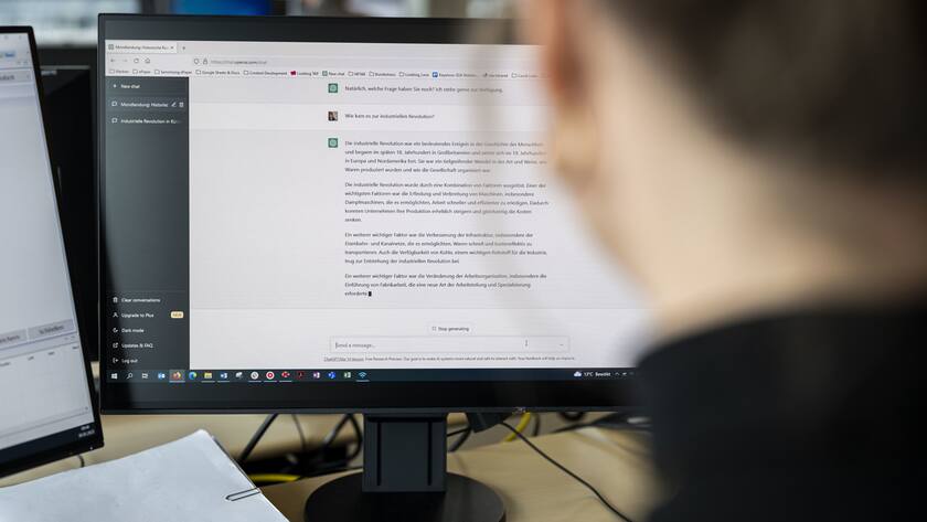 Frau nutzt Chat GPT: Kritische Stimmen mehren sich.