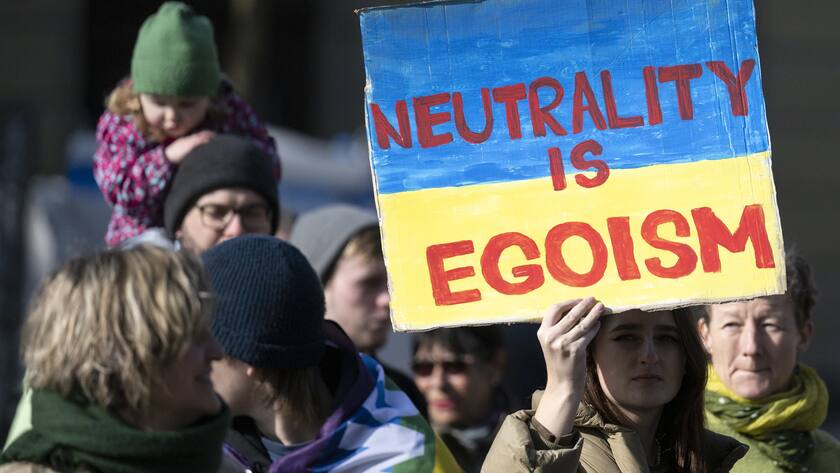 Personen anlaesslich einer Kundgebung gegen den Krieg in der Ukraine, am Samstag, 4. Maerz 2023, in Bern. Mehrere Parteien und Institutionen haben zu dieser Kundgebung aufgerufen. (KEYSTONE/Peter Schneider)