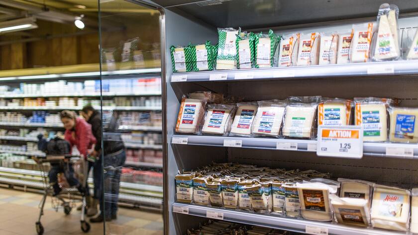 In the cheese shelf, a sign indicates a special offer (labeled with "Aktion"), pictured on March 5, 2013, at the Migros branch in Baden, Switzerland. Migros is Switzerland's the largest retail company. (KEYSTONE/Gaetan Bally)Im Kaeseregal weist ein Schild auf ein Angebot (Aktion) hin, aufgenommen am 5. Maerz 2013 in der Migros-Filiale in Baden. (KEYSTONE/Gaetan Bally)