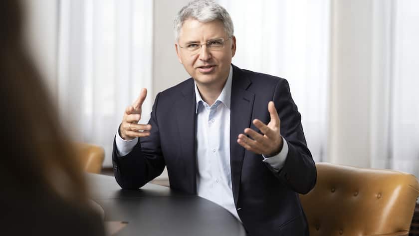 Severin Schwan, CEO der Roche Gruppe, fotografiert waehrend eines Gespraechs am 5. Maerz 2021 am Hauptsitz der Roche in Basel. (KEYSTONE/Gaetan Bally)