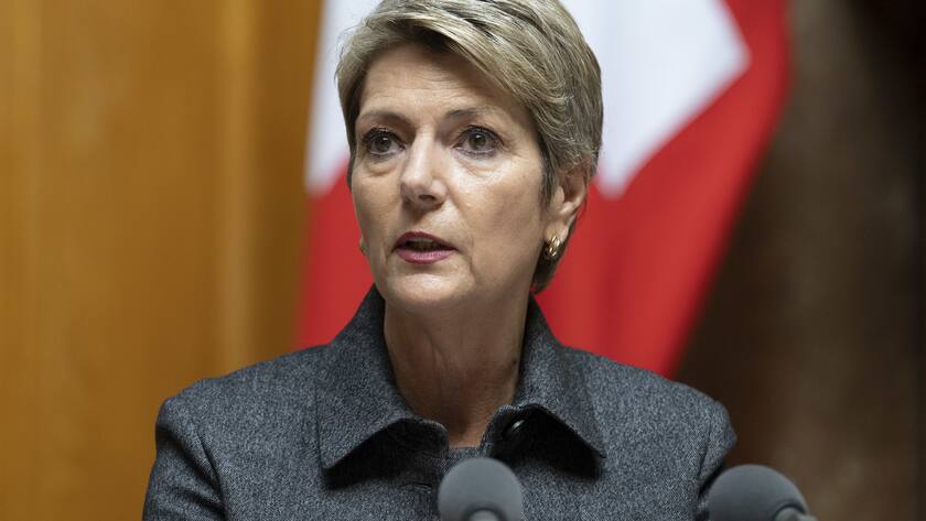 Bundesrätin Karin Keller-Sutter muss sparen.