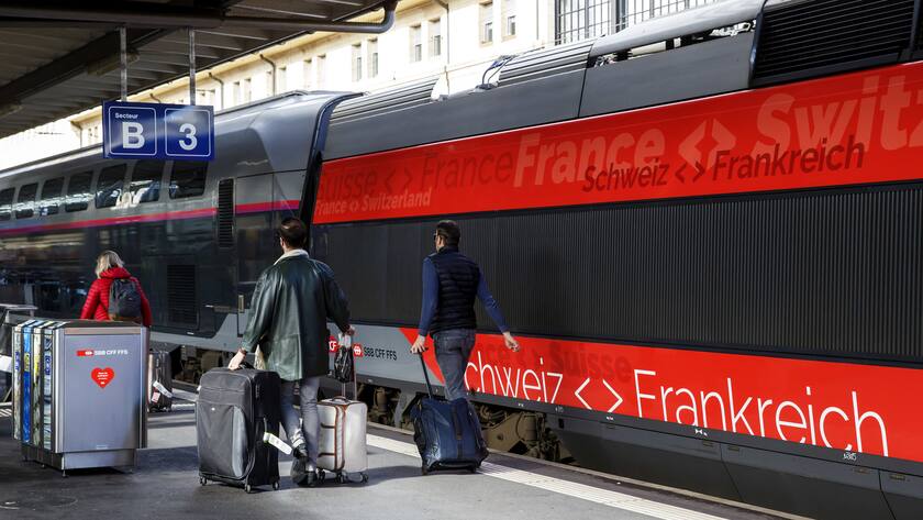 Une rame de train a deux etages du TGV Lyria est photographie en gare CFF de Lausanne, lors de l'inauguration TGV Lyria 2020, ce mardi 5 novembre 2019 a Lausanne. Un train a deux etages, plus de 30% de places disponibles, du wifi: la nouvelle rame du TGV Lyria se veut "moderne et recente". Elle circulera entre les principales villes suisses et Paris des le 15 decembre. Les trajets ont egalement ete modifies. (KEYSTONE/Salvatore Di Nolfi)