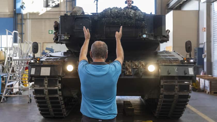 Ein Kampfpanzer des Typs Leopard II faehrt fuer Wartungsarbeiten am Mittwoch, 16. Oktober 2019 in eine Halle der Ruag beim Waffenplatz in Thun. (KEYSTONE/Peter Klaunzer)