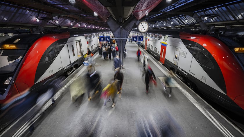 Videoüberwachung von SBB-Passagieren nimmt stark zu Reisende auf einem Perron am Zuercher Hauptbahnhof, am Freitag, 17. Dezember 2021, in Zuerich. (KEYSTONE/Michael Buholzer)