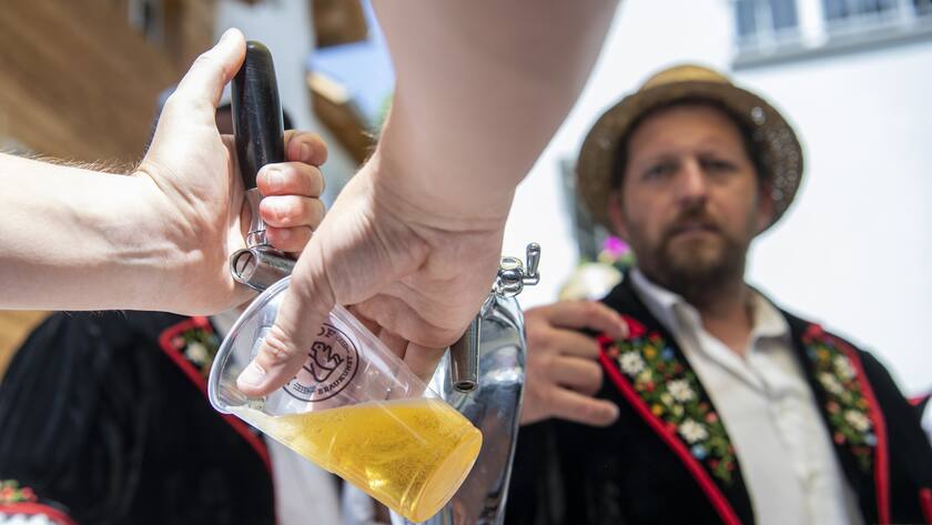 Ein Bier wird bestellt, am zweiten Tag des 64. Zentralschweizerischen Jodlerfest in Andermatt unter dem Motto, Tyyflisch Guaet, am Samstag, 18. Juni 2022. (KEYSTONE/Urs Flueeler).
