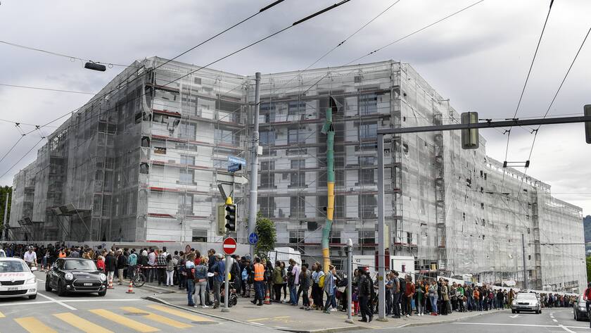 Gigantische Schlange von Wohnungssuchenden bei der Besichtigung einer Musterwohnung der Wohnungssiedlung Kronenwiese im Zuercher Quartier Unterstrass am Freitag, 3. Juni 2016. Auf der Kronenwiese erstellt die Stadt bis Ende 2016 ihre bisher juengste Wohnsiedlung. Im Bau sind insgesamt 99 2½- bis 5½-Zimmer-Wohnungen sowie sechs Geschaeftsraeume. (KEYSTONE/Walter Bieri)