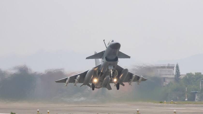 Ein Kampfflugzeug startet während einer Patrouille der Kampfbereitschaft und militärischen Übungen rund um die Insel Taiwan.