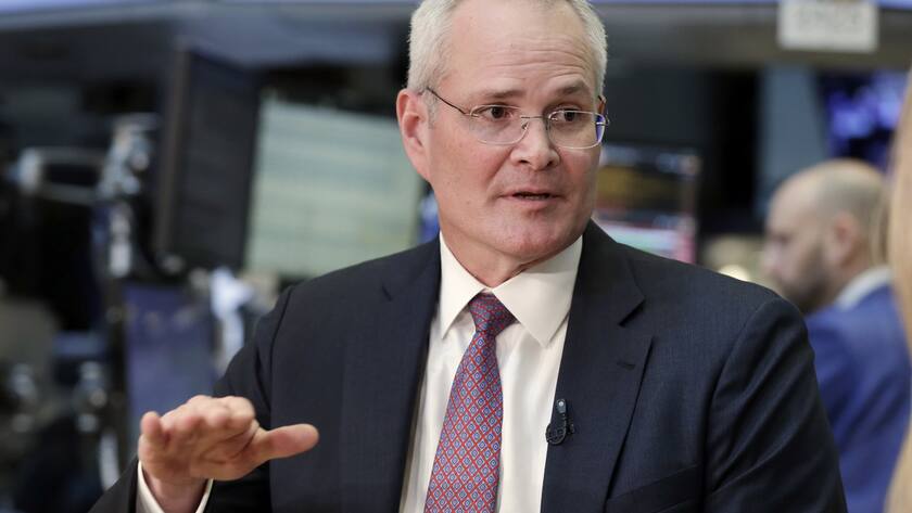Exxon-Chef kassiert Mega-Vergütung von 36 Millionen Dollar In this Wednesday, March 1, 2017, photo, Exxon Mobil Chairman & CEO Darren Woods speaks during an interview on the floor of the New York Stock Exchange. New CEO Woods is a veteran of the more cautious refining side of the oil business who is likely to focus relentlessly on controlling costs. (AP Photo/Richard Drew)