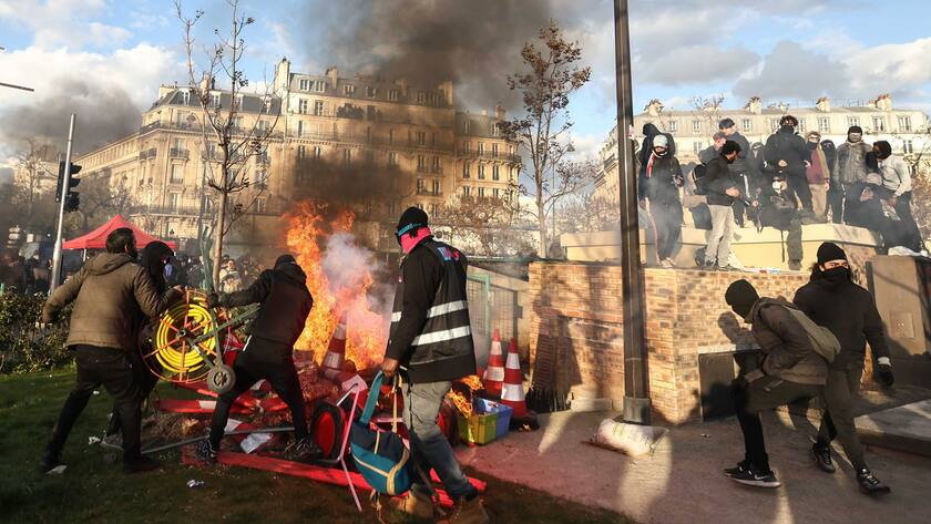 Protesters set a fire during clashes with police at a rally against the government's reform to the pension system in Paris, France, 06 April 2023.