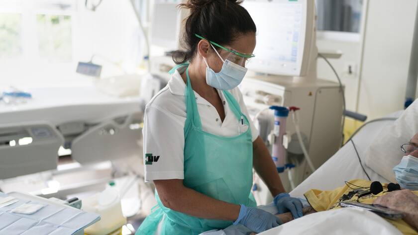 Eine Krankenschwester in einem Spital.