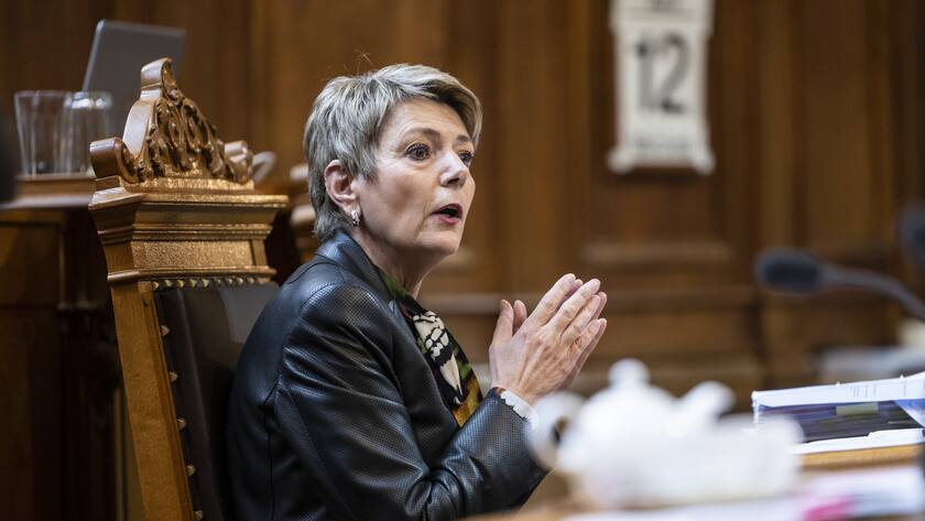 Bundesraetin Karin Keller-Sutter spricht an der ausserordentlichen Session der Eidgenoessischen Raete, am Mittwoch, 12. April 2023 im Staenderat in Bern. Die ausserordentliche Session wurde einberufen, um ueber die Finanzbeschluesse des Bundesrats zur Rettung der Grossbank Credit Suisse CS und deren Uebernahme durch die UBS zu debattieren. (KEYSTONE/Alessandro della Valle)