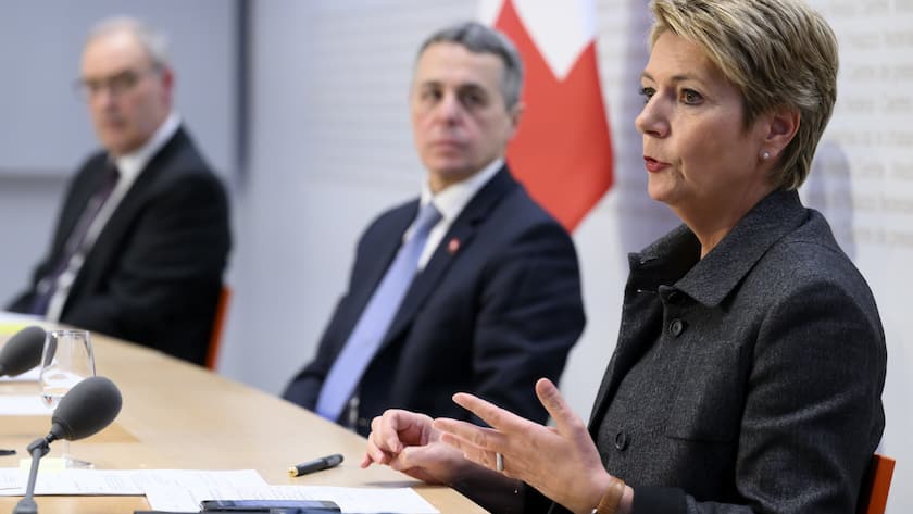 Verfolgen die Entwicklung der internationalen Suche nach russischen Vermögen «aufmerksam» für die Regierung: Guy Parmelin (WBF, hinten links), Karin Keller-Sutter (EFD) und EDA-Chef Ignazio Cassis.