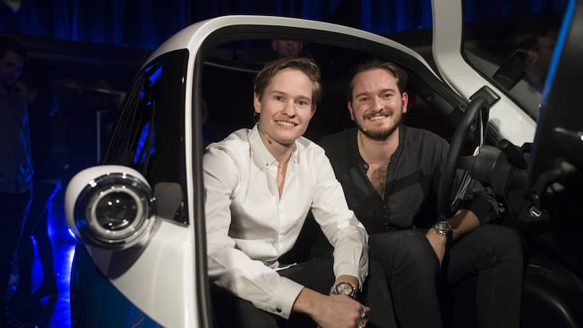 Merlin, links, und Oliver Ouboter posieren in einer Vorserie der Microlino Fahrzeuge im Kauflaeuten in Zuerich, aufgenommen am Mittwoch, 24. Januar 2018. (KEYSTONE/Ennio Leanza).