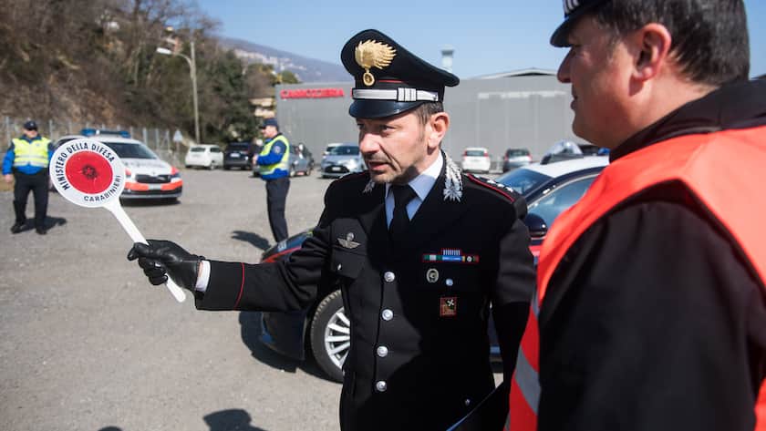 Italienische Carabinieri (rote Vesten) und die Polizisten der Kantonspolizei Tessin (gelbe Vesten) bei gemischten Patrouillen an der schweizerisch-italienischen Grenze am Mittwoch, 9. Maerz 2022 in Agno. Die Patrouillen finden im Rahmen des seit 2016 geltenden Abkommens ueber die Zusammenarbeit von Polizei und Zoll, mit dem der Kampf gegen kriminelle Aktivitaeten im Grenzgebiet verstärkt werden soll, statt. (KEYSTONE/Ti-Press/Alessandro Crinari)