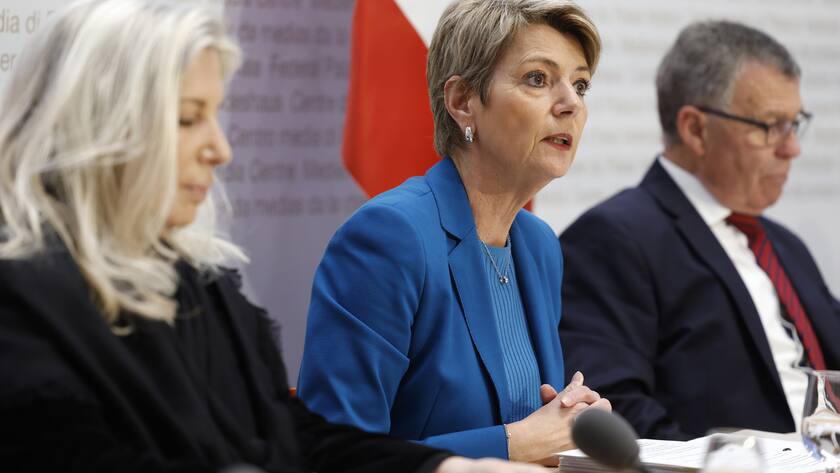 Bundesraetin Karin Keller-Sutter, Mitte, spricht neben Nathalie Fontanet, Vorsteherin der Finanzdirektion des Kantons Genf und Vizepraesidentin der FDK, links, und Ernst Stocker, Regierungspraesident und Vorsteher der Finanzdirektion des Kantons Zuerich, rechts, waehrend einer Medienkonferenz zur OECD Mindestbesteuerung, am Montag, 24. April 2023 in Bern. (KEYSTONE/Peter Klaunzer)