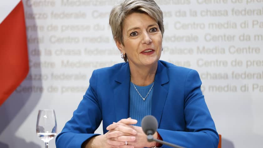 Bundesraetin Karin Keller-Sutter spricht waehrend einer Medienkonferenz zur OECD Mindestbesteuerung, am Montag, 24. April 2023 in Bern. (KEYSTONE/Peter Klaunzer)