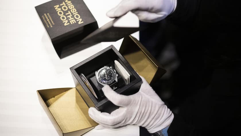 Eine Frau praesentiert die neue "MoonSwatch", eine Swatch-Version der beruehmten Speedmaster von Omega, aufgenommen am Montag, 6. Maerz 2023 an der Bahnhofstrasse in Zuerich. (KEYSTONE/Ennio Leanza)