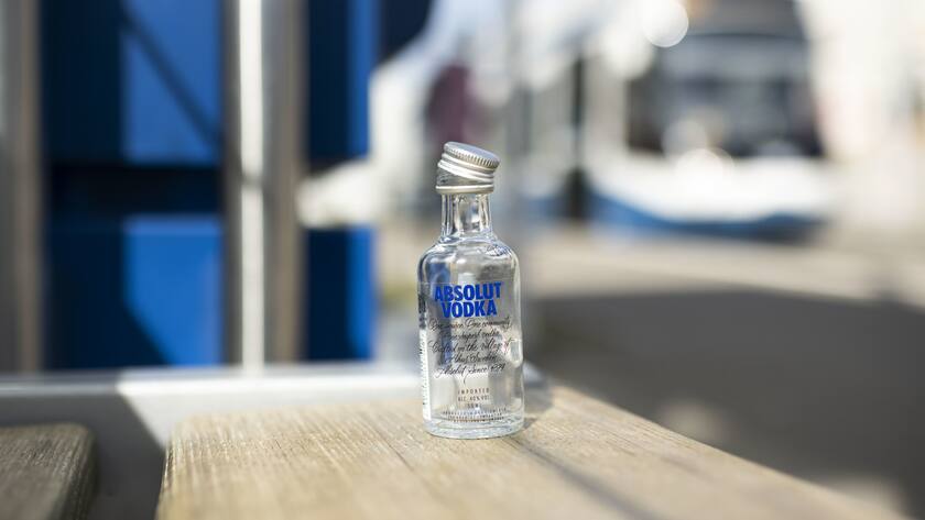 Absolut Vodka macht Rückzieher in Russland Eine leere Absolut Vodka Flasche auf der Bank an der Tramhaltestelle Wipkingerplatz, fotografiert am 25. Maerz 2021 in Zuerich. (KEYSTONE/Christian Beutler)