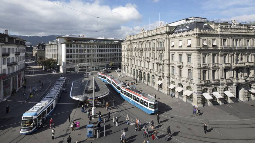 Paradeplatz Square with the headquarter of Swiss banks UBS, centre, and Credit Suisse, right, and the tram stop Paradeplatz in the square's centre, in Zurich, Switzerland, on October 4, 2016. (KEYSTONE/Gaetan Bally)
