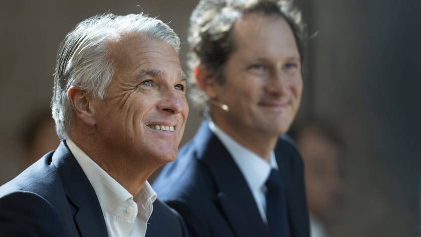John Elkann (rechts), Vorstandsvorsitzender von Stellantis, Ferrari und Exor, spricht mit Sergio p. Ermotti, Verwaltungsratspraesident von Swiss Re, vor der Diskussion im Rahmen des Schweizer Instituts fuer Auslandforschung an der Universitaet Zuerich am Dienstag, 15. November 2022 in Zuerich. (KEYSTONE/Gaetan Bally)