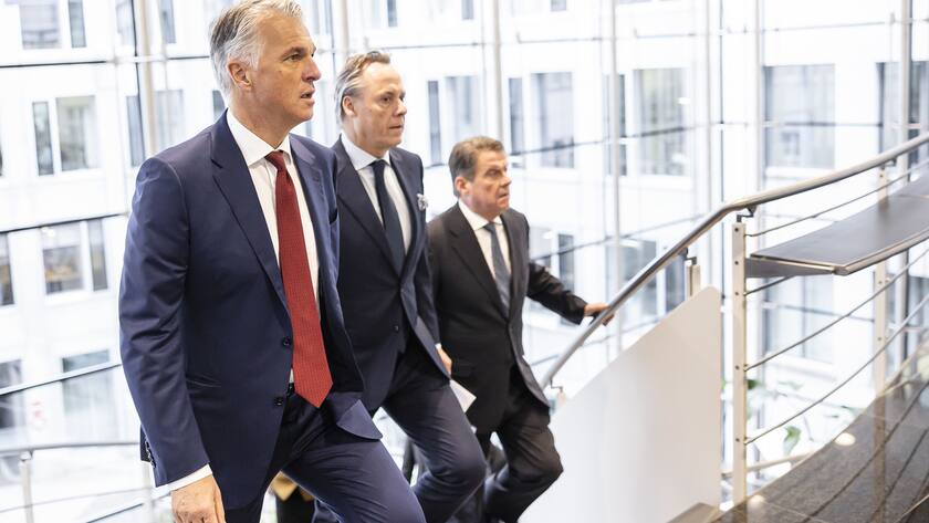 Sergio Ermotti besteigt die Treppe mit dem abgelösten UBS-Chef Ralph Hamers und UBS-Präsident Colm Kelleher.