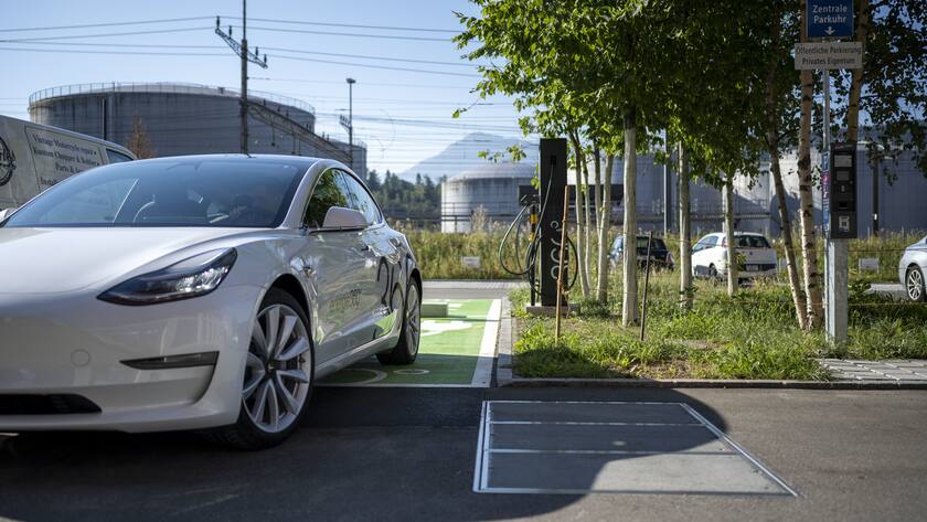 Ein Tesla an einer Ladestation im Kanton Zug.