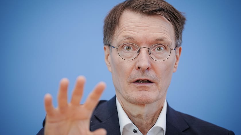 12.08.2022, Berlin: Karl Lauterbach (SPD), Bundesminister für Gesundheit, gibt eine Pressekonferenz zur Corona-Lage. Foto: Kay Nietfeld/dpa +++ dpa-Bildfunk +++ (KEYSTONE/DPA/Kay Nietfeld)