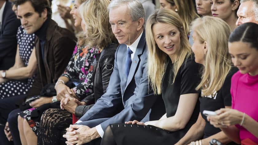 LVMH-CEO Bernard Arnault (Mitte) und seine älteste Tochter Delphine Arnault (rechts) an einer Modenschau von Louis Vuitton neben Roger und Mirka Federer (links).