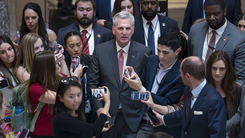 Der republikanische Sprecher des Repräsentantenhauses Kevin McCarthy verhandelt mit Joe Biden um die Anhebung der Schuldengrenze.