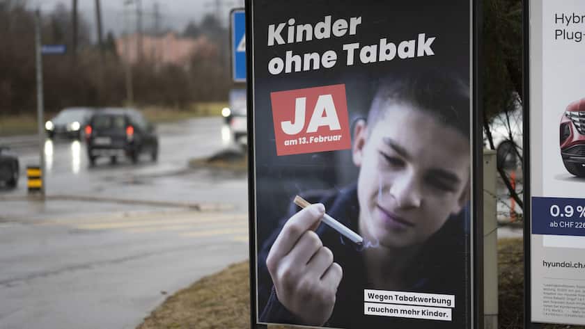 Ein Plakat wirbt fuer ein Ja zur Initiative "Ja zum Schutz der Kinder und Jugendlichen vor Tabakwerbung", fotografiert am Montag, 31. Januar 2022 auf dem Perron am Bahnhof Uster. Am 13. Februar wird die Schweizer Bevoelkerung in einer Abstimmung ueber ein Werbeverot abstimmen.(KEYSTONE/Christian Beutler)