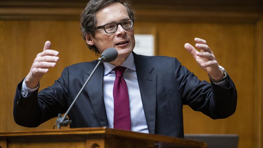 Roger Koeppel, SVP-ZH, stellt eine Frage, an der ausserordentlichen Session der Eidgenoessischen Raete, am Mittwoch, 12. April 2023 im Nationalrat in Bern. Die ausserordentliche Session wurde einberufen, um ueber die Finanzbeschluesse des Bundesrats zur Rettung der Grossbank Credit Suisse CS und deren Uebernahme durch die UBS zu debattieren. (KEYSTONE/Alessandro della Valle)