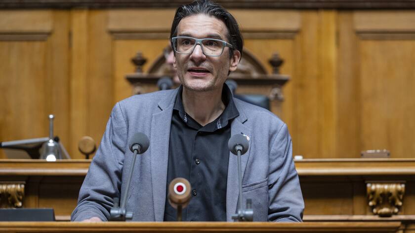 Der Kommissionssprecher der Debatte, Gerhard Andrey, GP-FR, spricht an der ausserordentlichen Session der Eidgenoessischen Raete, am Mittwoch, 12. April 2023 im Nationalrat in Bern. Die ausserordentliche Session wurde einberufen, um ueber die Finanzbeschluesse des Bundesrats zur Rettung der Grossbank Credit Suisse CS und deren Uebernahme durch die UBS zu debattieren. (KEYSTONE/Alessandro della Valle)