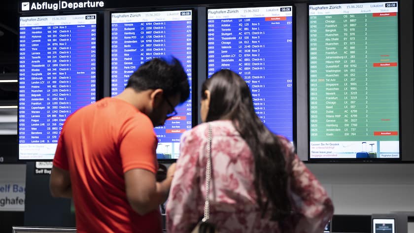 Fluggäste warten vor einer Anzeigetafel (KEYSTONE/Ennio Leanza).