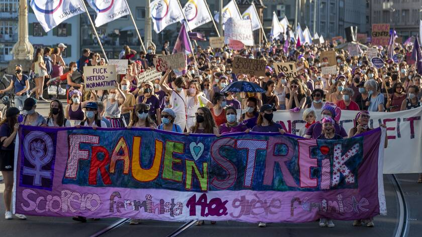 Mehrere tausend Menschen demonstrieren am Frauenstreik in Basel, am Montag, 14. Juni 2021. (KEYSTONE/Georgios Kefalas)